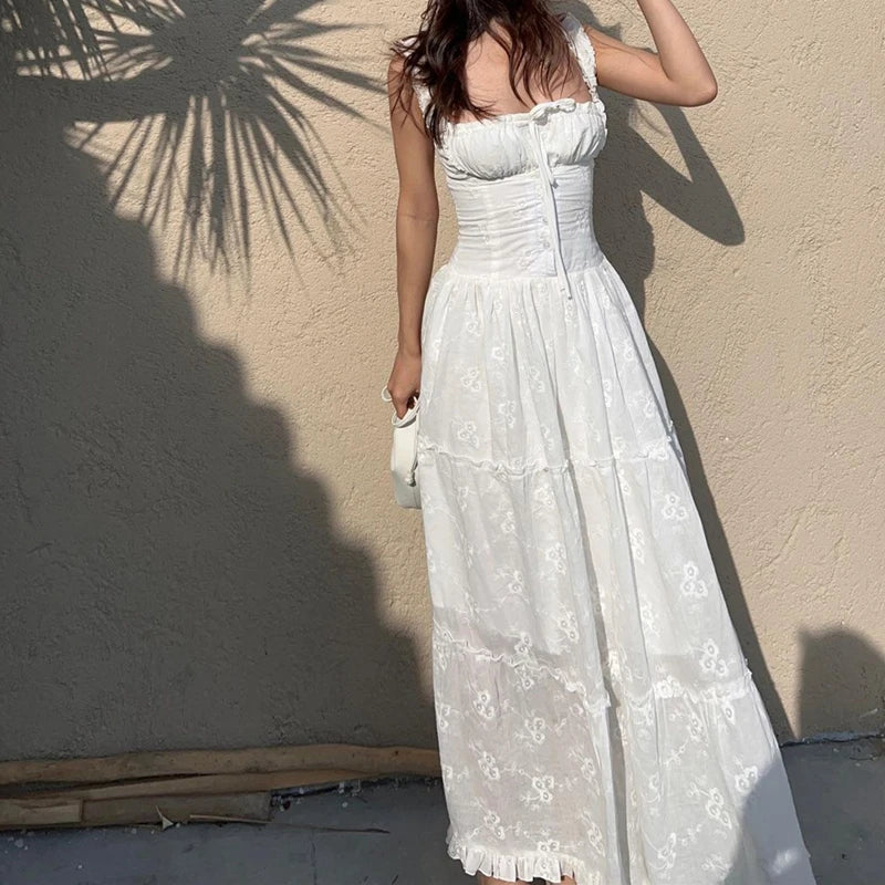 Sophisticated and Delicate Long Dress with Tulle, Ruched Details, and Halter Neck
