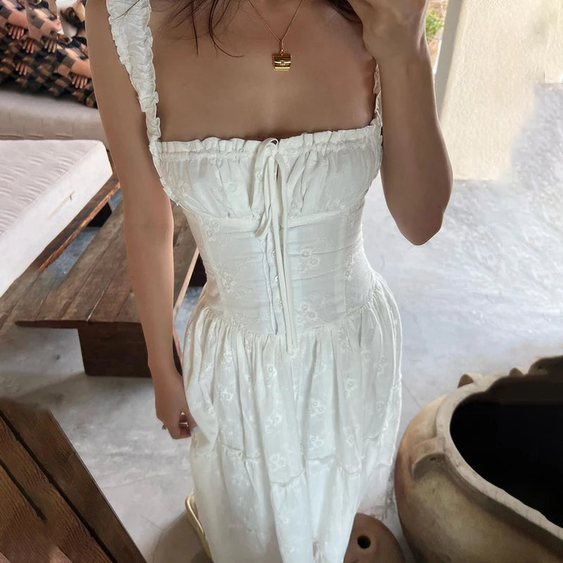 Sophisticated and Delicate Long Dress with Tulle, Ruched Details, and Halter Neck
