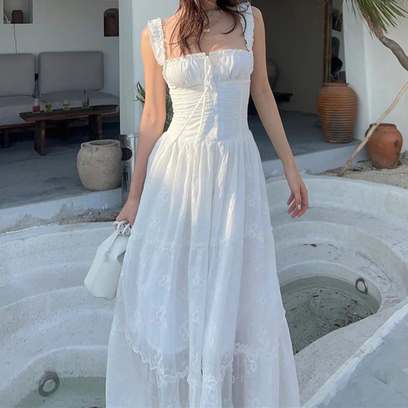 Sophisticated and Delicate Long Dress with Tulle, Ruched Details, and Halter Neck
