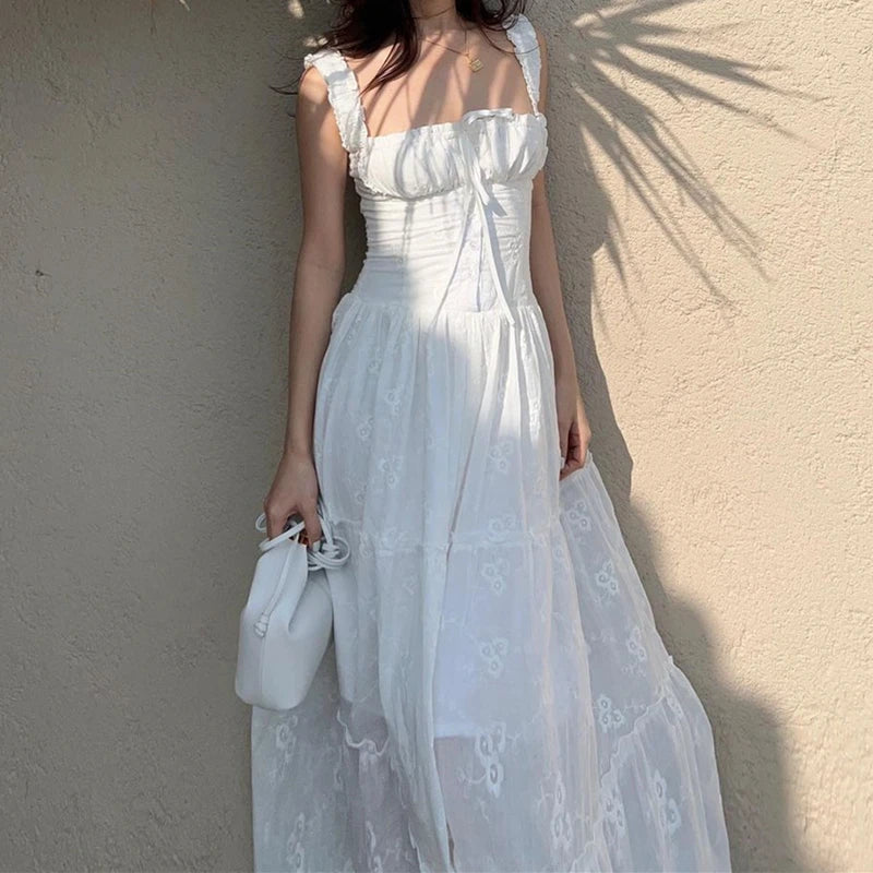 Sophisticated and Delicate Long Dress with Tulle, Ruched Details, and Halter Neck