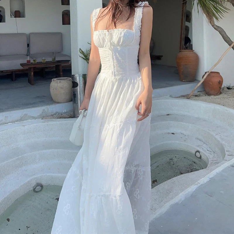 Sophisticated and Delicate Long Dress with Tulle, Ruched Details, and Halter Neck